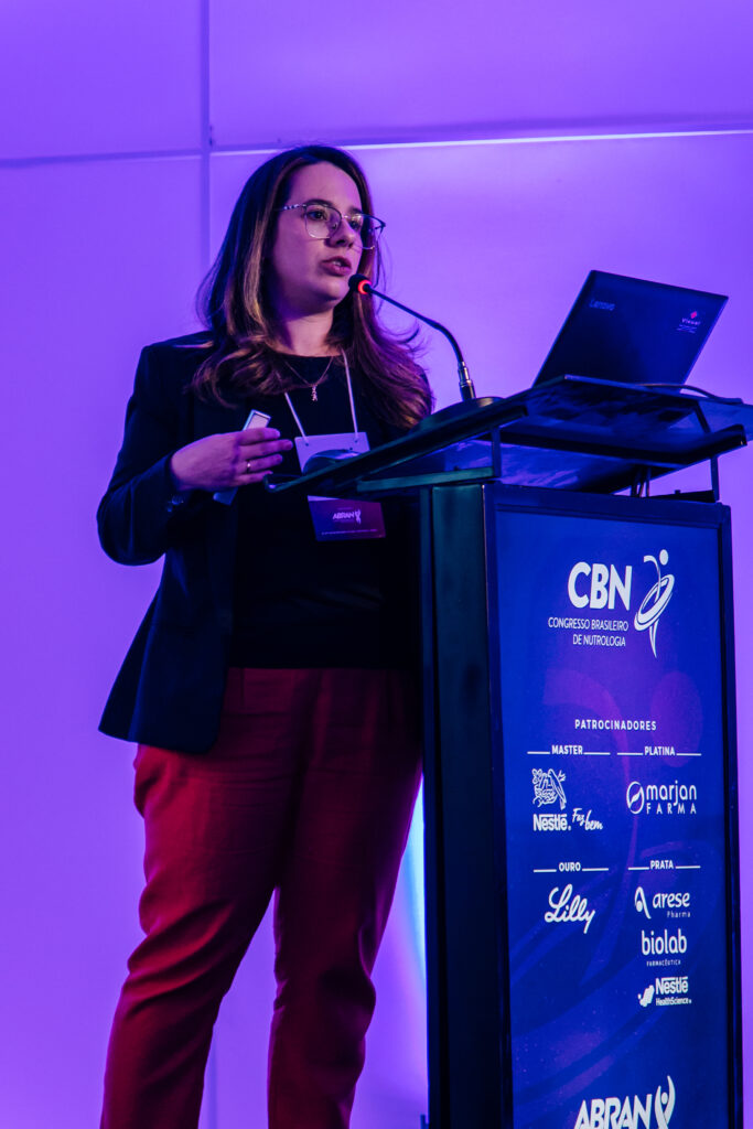 Imagem da Dra. Ana Carolina durante apresentação no Congresso Brasileiro de Nutrologia (ABRAN/CBN)