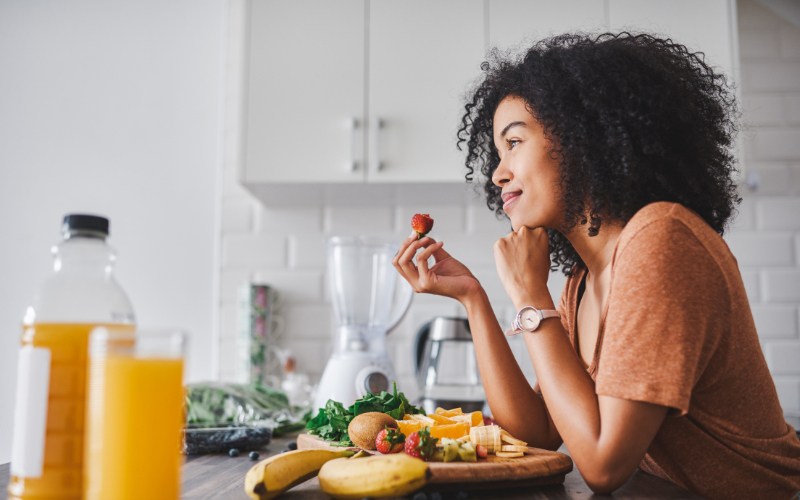 Mulher comendo frutas saudáveis no café da manhã