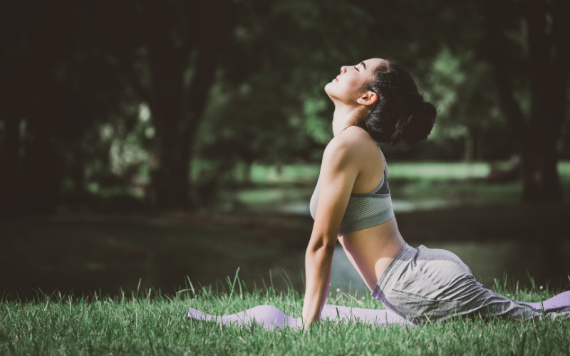 Mulher praticando yoga para bem-estar e equilíbrio hormonal