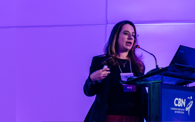 Dra. Ana Carolina Guariente apresentando trabalho científico no Congresso Brasileiro de Nutrologia