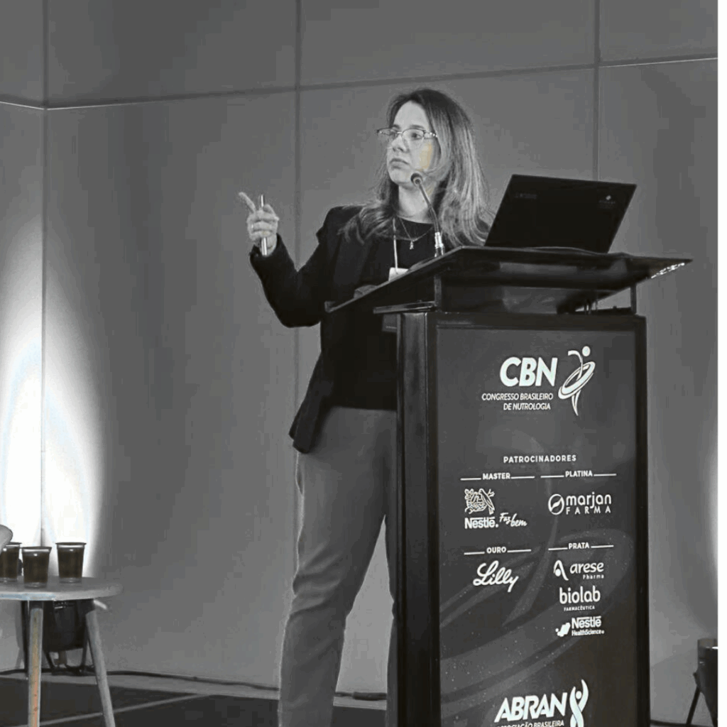 DRA ANA GUARIENTE APRESENTANDO UM TRABALHO NO CONGRESSO BRASILEIRO DE NUTROLOGIA 