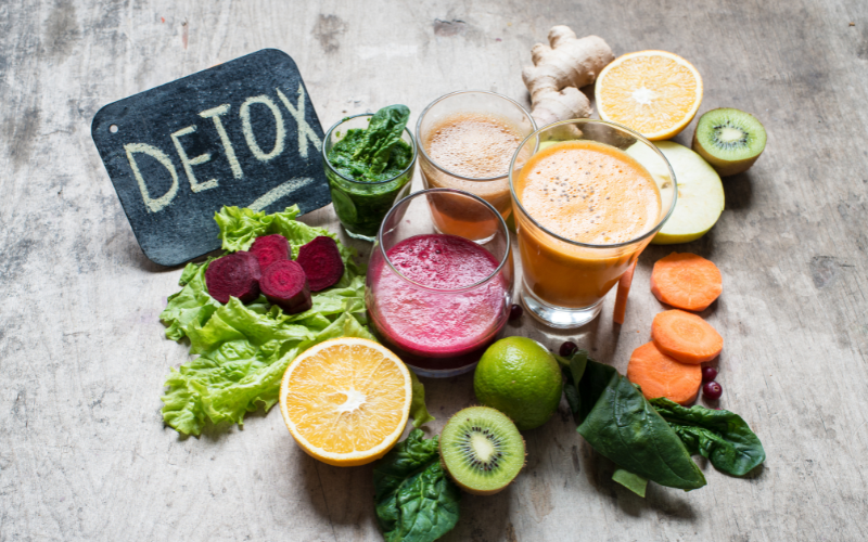 Sucos e vegetais com placa escrito detox, conceito de dietas restritivas