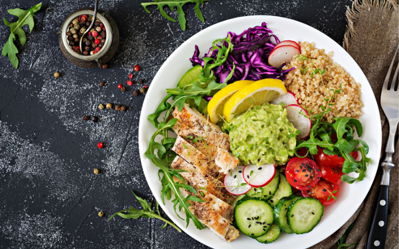 Prato saudável com vegetais, grãos integrais e frango grelhado para uma dieta balanceada