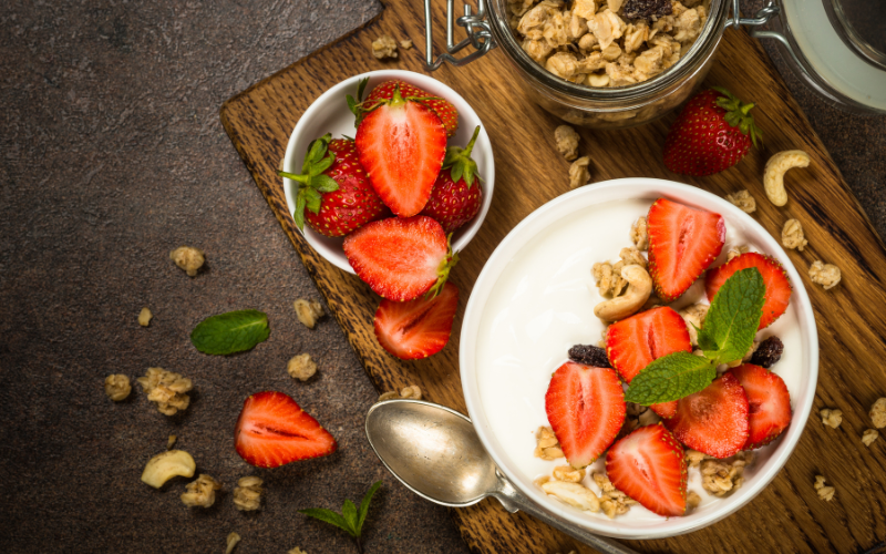 Iogurte com morangos frescos, granola e castanhas: refeição rica em fibras e prebióticos.