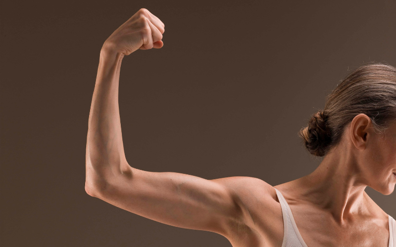 Representação da perda de massa muscular e mudanças no metabolismo após os 40 anos