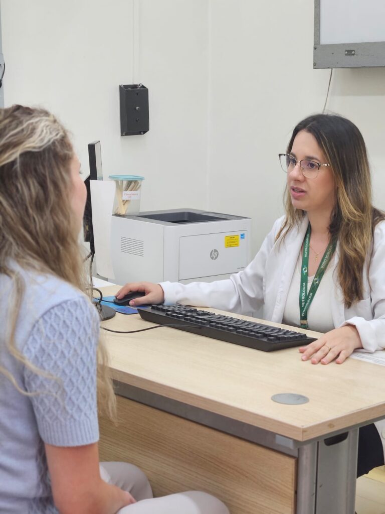 Consulta humanizada com nutróloga especialista em emagrecimento saudável.