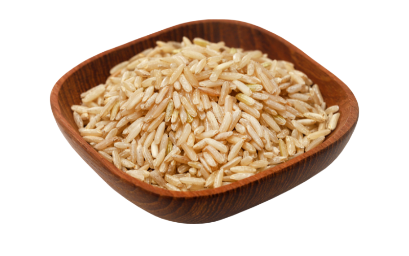Grãos de arroz integral cru em tigela de madeira